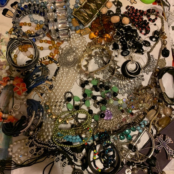 2 lbs vintage to now wearable jewelries mystery - Picture 4 of 8
